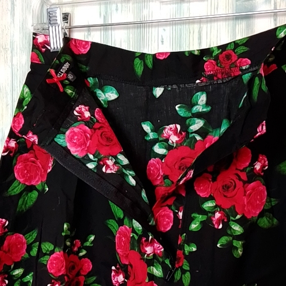 Hell Bunny floral circle skirt red & black medium - Picture 4 of 5